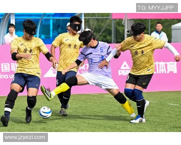 赵老师带领学生们抽取足球明星，激发他们的运动热情与团队合作精神