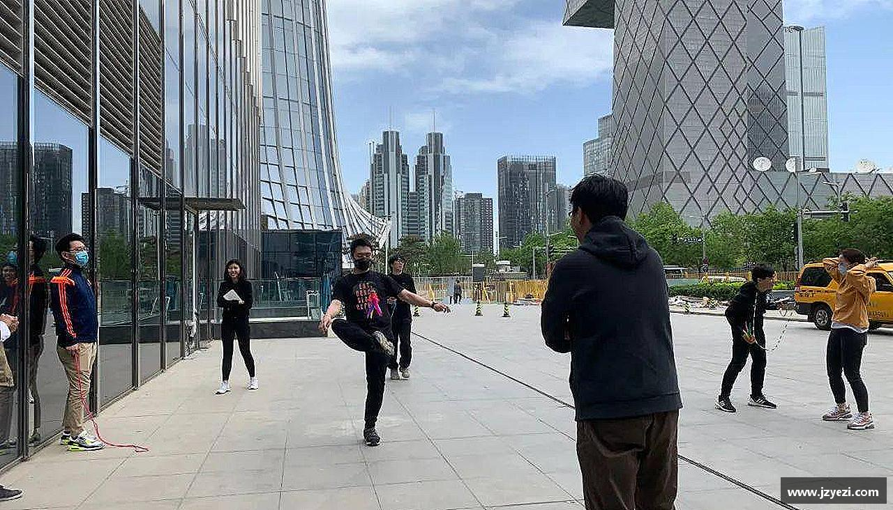 力量源自团结，奋斗点亮梦想！